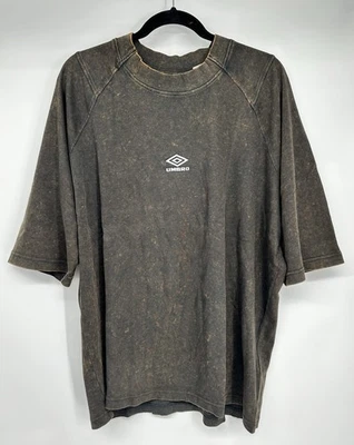 Nueva con etiquetas Camiseta Umbro Para Hombre Lavada Cuello Alto Cuadrada Negra Desteñida Lavada Ácida L Grande Foto 1 de 3