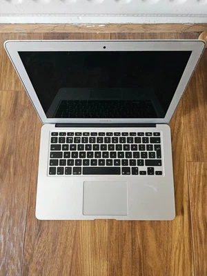 macbook air 13inch 2017 8gb 1.8GHZ Intel Core i5 Intel HD graphics 6000 1536MB - Image 1 of 4