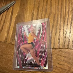 2024 Donna dello Sport KATIE MOORE Mojo Rosso Pre-Proof #1/1 Iowa HAWKEYES - Foto 1 di 2