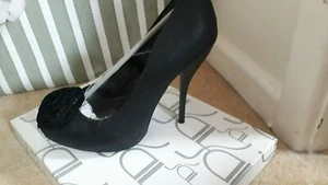 Schwarzer Satin Stiletto mit Rosendetail bis Spitze UK 3 - Bild 1 von 8