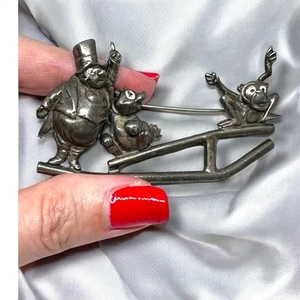 Walt Disney Dumbo Schmuck Zirkus Brosche Coro Ringmaster Wippe seltenes Buchstück - Bild 1 von 5