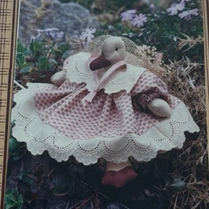 Muñeca de pato Farmyard Creations patrón charcos en vestido 8 pulgadas costura decoración del hogar - Imagen 1 de 6