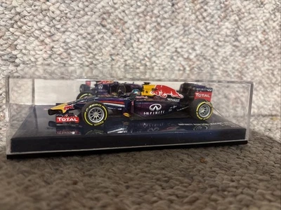 MINICHAMPS 1/43 Infinity Red Bull RB10 Sebastian Vettel Foto 1 de 4
