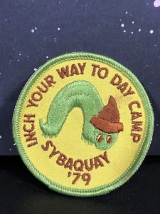 Vintage 3" Sybaquay 79 " pollici Your Way To Day Camp " 1979 Girl Scouts mai usato - Foto 1 di 2