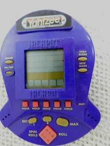 De colección 1999 Yahtzee Jackpot Ranuras Portátil Juego Electrónico Hasbro Mikohn Funciona - Imagen 1 de 2