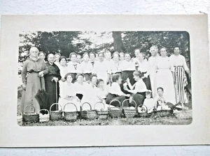 Antigua fotografía postal RPPC época victoriana picnic para mujer con cestas - Imagen 1 de 2