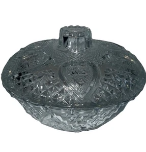 Plato de caramelo de cristal transparente prensado de colección con tapa corazones y flores 5" de ancho x 3" de alto - Imagen 1 de 6