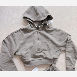 NUEVO CON ETIQUETAS $118 REVOLVE WeWoreWhat sudadera con capucha corta de felpa francesa M - Imagen 1 de 6
