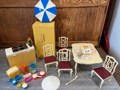 LOTE de Muebles de Cocina Muñeca SINDY Pedigrí Años 70 De Colección Estufa Refrigerador Mesa Plato Foto 1 de 4