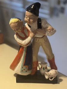 Komlos Bros Hungary Keramik Figur Bauer stiehlt einen Kuss 30er Jahre  - Bild 1 von 12