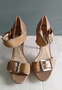 Sandali Michael Kors con tacco e fibbia cinturino alla caviglia accenti oro marrone - Foto 1 di 8