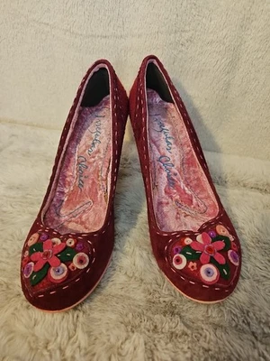 Zapatos de salón Irregular Choice The Fame Bordo de gamuza rosa para mujer Foto 1 de 4