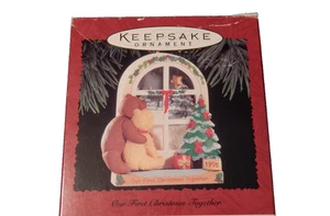 ADORNO RECUERDO SELLO "NUESTRA PRIMERA NAVIDAD JUNTOS 1995" OSOS ÁRBOL NIEVE   - Imagen 1 de 9