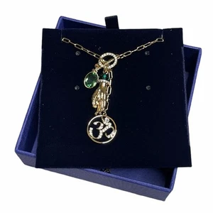 Colgante Swarovski Symbolic Hand Om, verde, collar chapado en tono dorado - Imagen 1 de 4