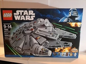 LEGO Star Wars: Millennium Falcon (7965) - Picture 1 of 2