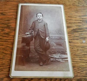 ANTIKES KABINETTFOTO JUNGER JUNGE HÄLT SEINEN HUT - Bild 1 von 3