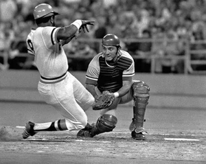 Cincinnati Reds JOHNNY BENCH vs Pirates WILLIE STARGELL Glossy 8x10 Photo Poster - Picture 1 of 1
