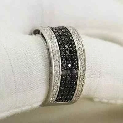 Anillo de boda para hombre con diamantes negros creados en laboratorio de media eternidad enchapado en oro blanco de 14 K Foto 1 de 4