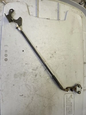 04 - 09 2006 Yamaha FZ6 сиденье защелка кабель кронштейн  - Изображение 1 из 4