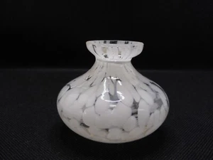 Kunstglas mundgeblasen klar mit weißer kleiner Vase 2,5" hoch - Bild 1 von 3