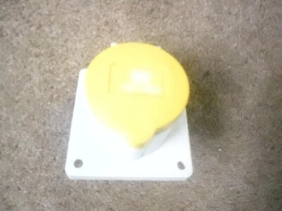 MENNEKES IP44 Yellow Panel Mount 3P Industrial Power Socket  RS 491-484 - Image 1 of 3