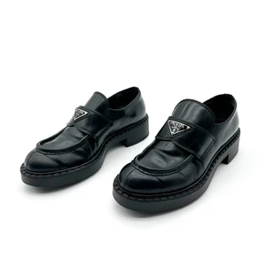 Mocasín con suela negra PRADA talla 37,5 plataforma cuero monolito tacón grueso logotipo - Imagen 1 de 12