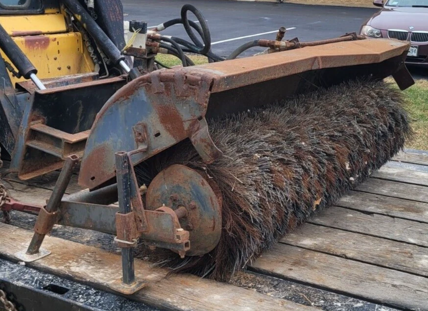 Accesorio escoba cargadora deslizante montaje en ángulo Sweepster 72"" S32C6UNH New Holland Foto 1 de 4