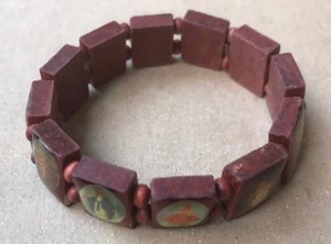 Pulsera de palo de rosa expandible joyería de moda vintage años 70 con figuras religiosas - Imagen 1 de 4