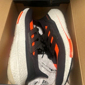 Sz 8 adidas Men's Ultraboost 21 Running Shoe Carbon/Black/Solar Red Brand New - Picture 1 of 5