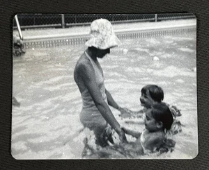 Mother w/ Children In Pool Vintage Snapshot 3.5 x 4.5 Black & White Photo c1960s - Picture 1 of 4