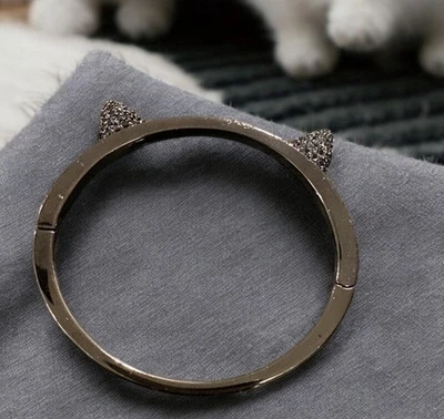 Brazalete Brazalete Kate Spade Jazz Things Up Oreja de Gato Bisagra Cristales Pavé Negro Foto 1 de 2