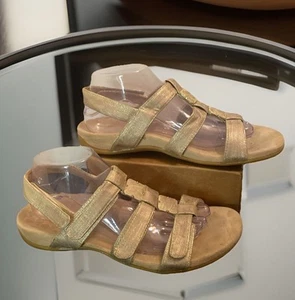 VIONIC Amber Sandals Womens Sz 9 Gold Tan Medallion Tile Adjustable Straps - Picture 1 of 14