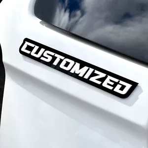 Individuelles Auto Emblem Abzeichen MEHRFARBIG Wunschtext Namen - Bild 1 von 24