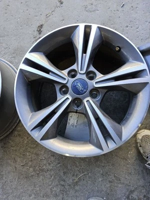 Llanta Ford Focus 2012-2014 y 2016-2018 aleación 16x7 10 radios 5 radios divididos Foto 1 de 4