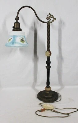 ANTIGUA LÁMPARA DE MESA DE LATÓN DE UN SOLO BRAZO AÑOS 20 CON PANTALLA DE VIDRIO PINTADO A MANO Foto 1 de 4