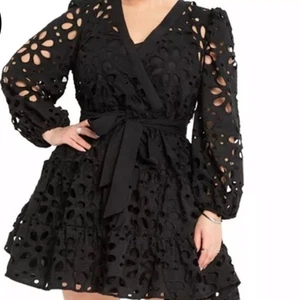 Mini vestido negro con ojales en capas talla grande ELOQUII para mujer talla 14 - Imagen 1 de 9