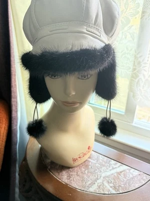 Sombrero para mujer de cuero blanco y visón negro Foto 1 de 4