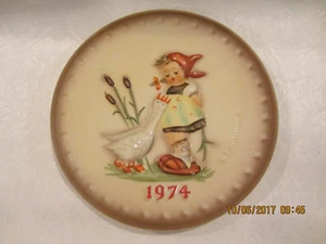 MJ Hummel Fourth Annual Plate 1974 Girl With Geese - Picture 1 of 8