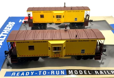 HO WALTHERS 932-240453 PLATINUM LINE INTERNATIONAL BAY WINDOW CABOOSE 2 PK DMIR - Image 1 of 3
