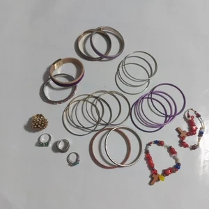 Lote de 24 piezas de joyería de pulsera y anillo de disfraz - Imagen 1 de 17