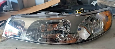 Faro-Regular TYC 20-6086-00 LOC-124 98-02 LINCOLN TOWN CAR Foto 1 de 4