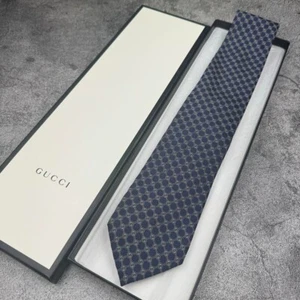 Near MINT GUCCI High-quality silk tie with GG pattern and bee w/o Box - Picture 1 of 6