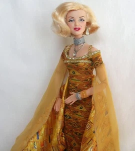 Barbie Marilyn Monroe ""Stepping out in Gustav Klimt"" Corpo completamente ARTICOLATO - Foto 1 di 12