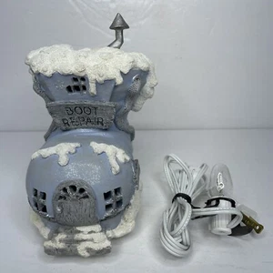 "Colección Encore Snowville Village ""Tienda de reparación de botas"" decoración navideña iluminada - Imagen 1 de 9