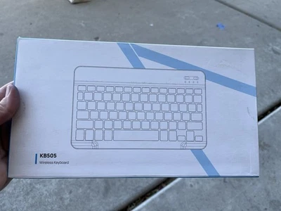 Ultra-Slim Bluetooth Keyboard Compatible with iPad 10.2(9th/ 8th/ 7th#2/290 - Image 1 of 4