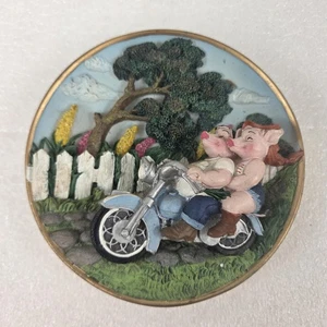 Vintage Cadona 1999 3D Relief Platte Schweine Motorrad Biker Schwein Harz Wanddeko - Bild 1 von 11