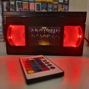 Rom Coms & Comedies LED VHS Videokassette Lampe Geburtstag Weihnachtsgeschenk Retro Licht - Bild 1 von 131