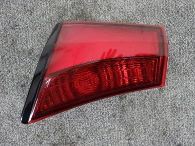 Luz trasera izquierda Toyota Prius 2018 DAA-ZVW51 [usada] [PA113321282] - Imagen 1 de 4