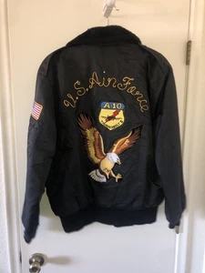 Vintage Timber King Air Force A-10 Thunderbolt Bomberjacke bestickte Patches Medium - Bild 1 von 7