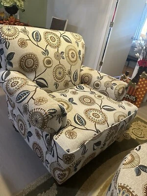 Silla y otomana Foto 1 de 4